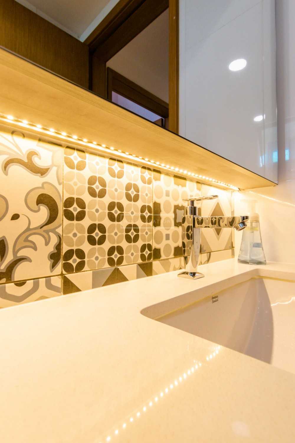 Modern Bathroom with Countertop and Mirror