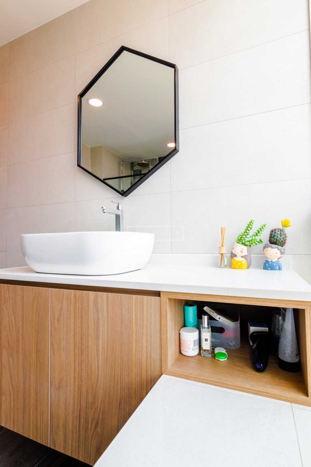 Modern Bathroom with Countertop and Homogeneous Tiles