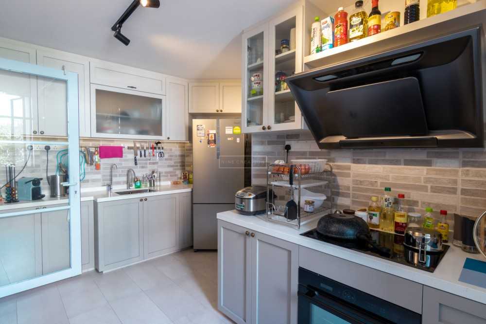 Scandinavian Kitchen with Homogeneous Tiles and Kitchen Backsplash