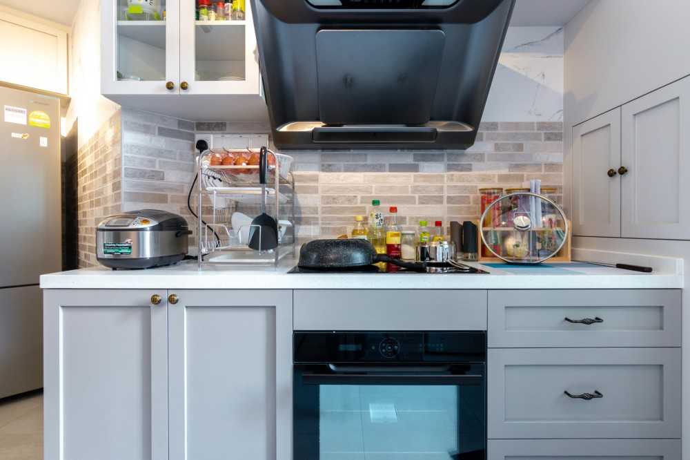 Scandinavian Kitchen with Homogeneous Tiles and Kitchen Backsplash