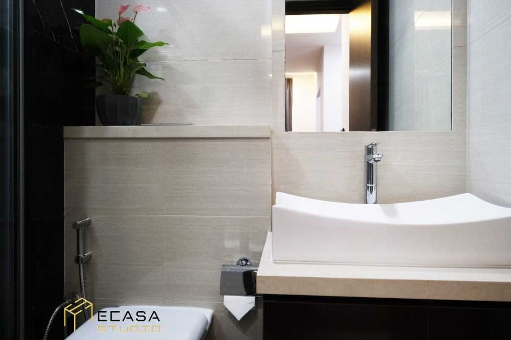 Scandinavian Bathroom with Bathroom Accessories and Wash Basins