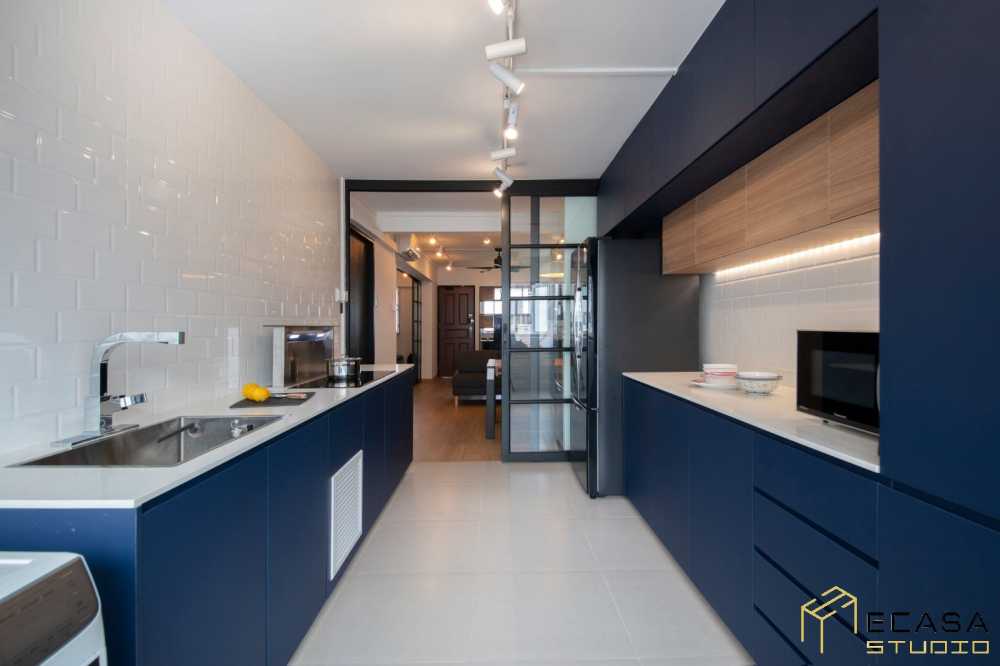 Modern Kitchen with Countertop and Mosaic
