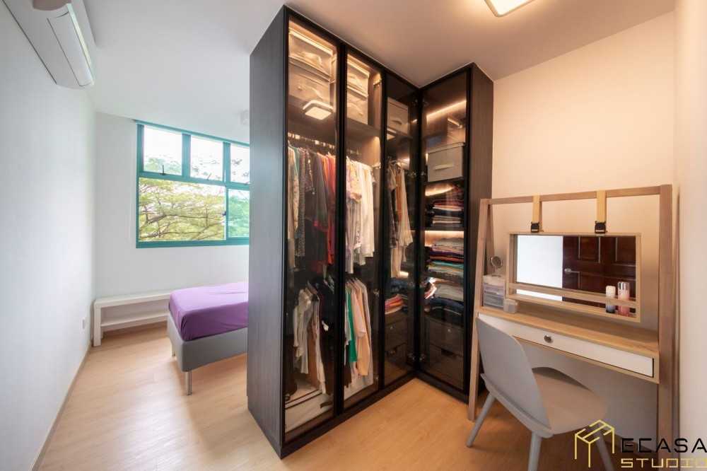 Scandinavian Walk-in Wardrobe with Mirror and Wardrobe