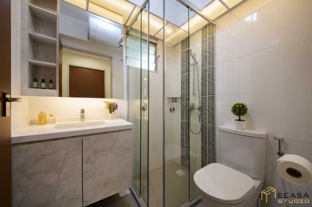Modern Bathroom with Mirror and Bathroom Accessories