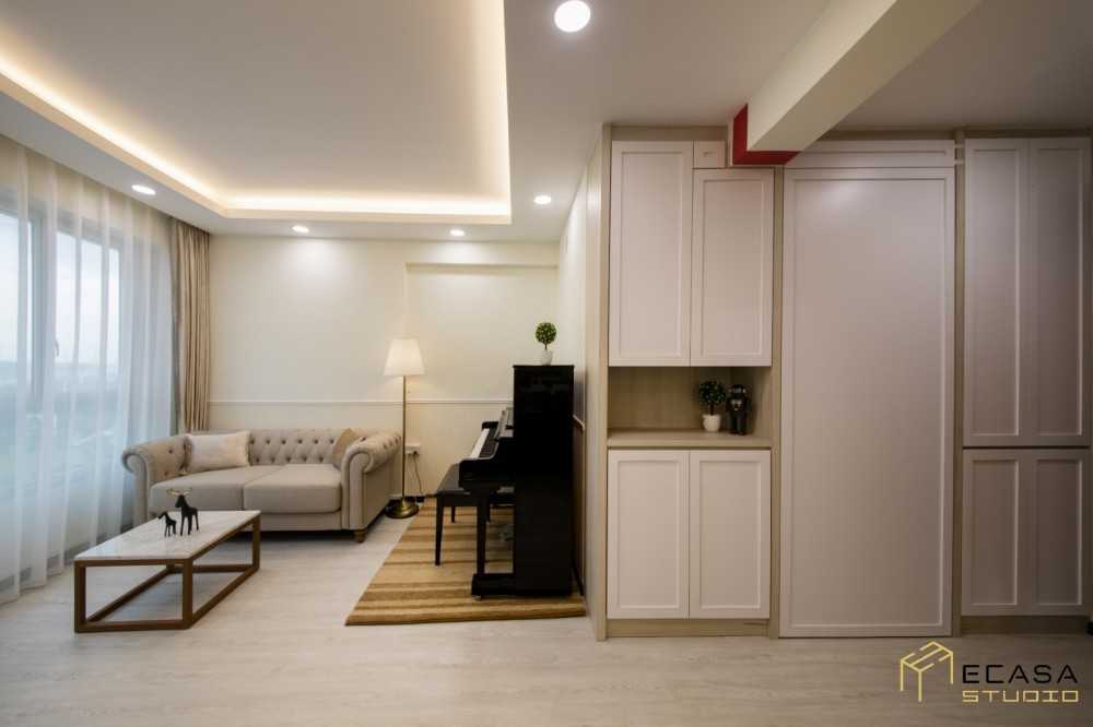 Modern Living Room with Sofa and Lamps