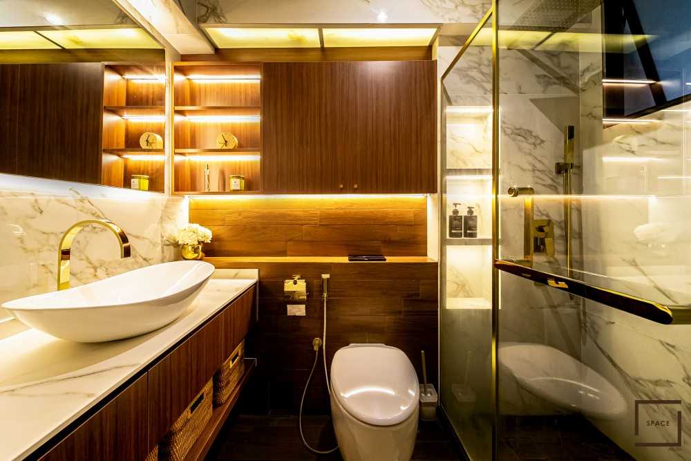 Modern Bathroom with Mirror and Shower Screen
