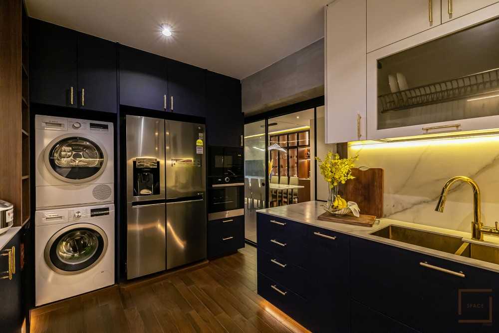 Modern Kitchen with Kitchen Backsplash and Kitchen Accessories