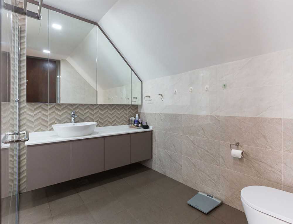 Modern Bathroom with Countertop and Mirror