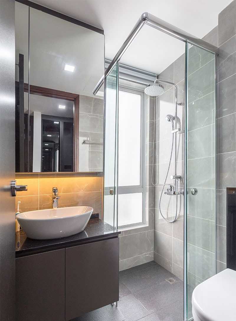 Modern Bathroom with Countertop and Mirror