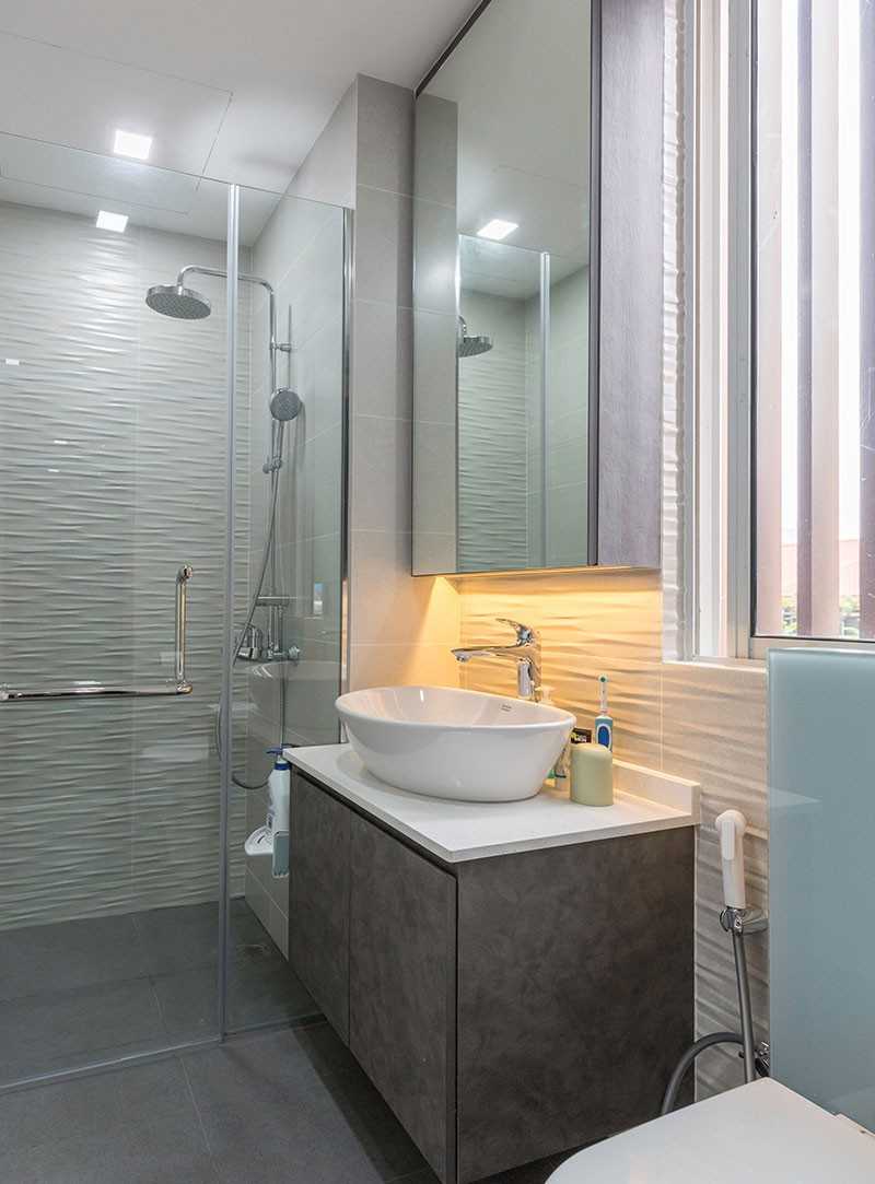 Modern Bathroom with Countertop and Rainshower