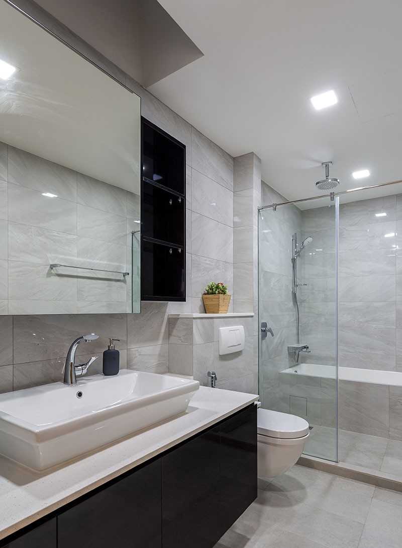 Modern Bathroom with Countertop and Bathtub