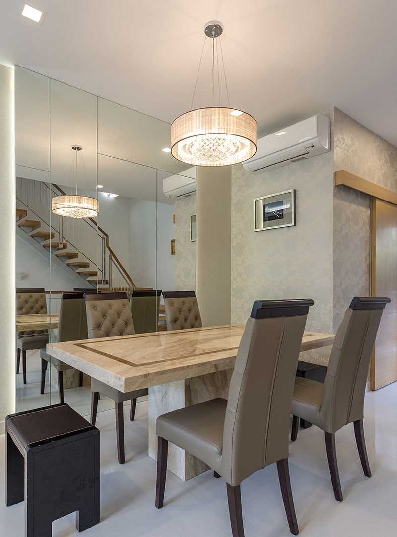 Modern Dining Room with Dining Table and Dining Chairs
