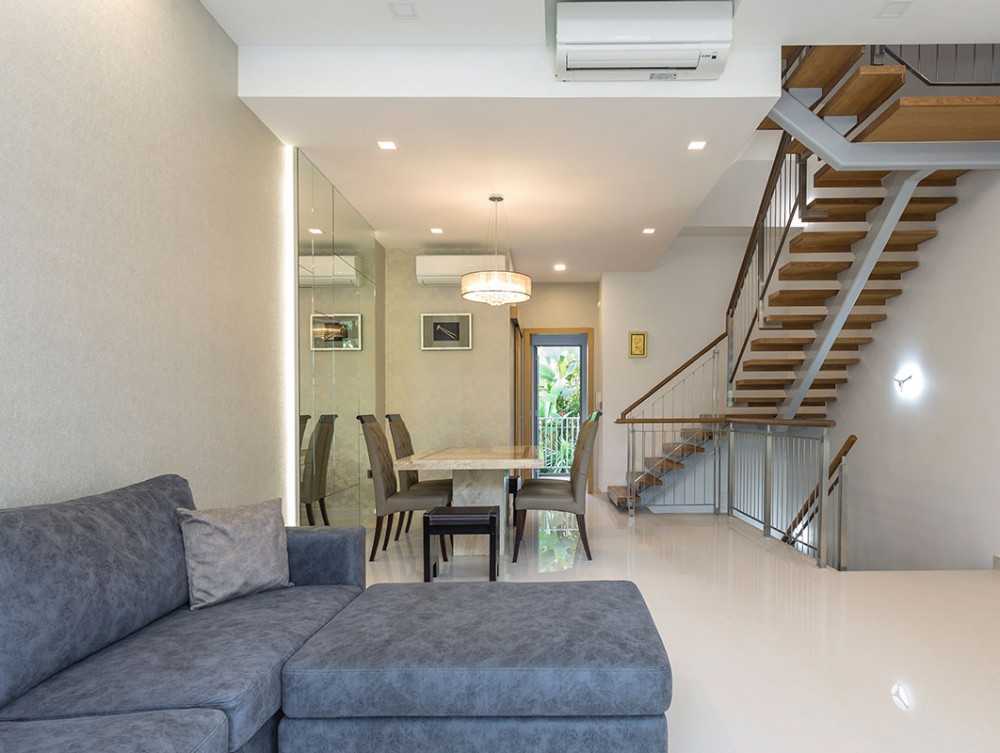 Modern Dining Room with Cove Lighting and Dining Table