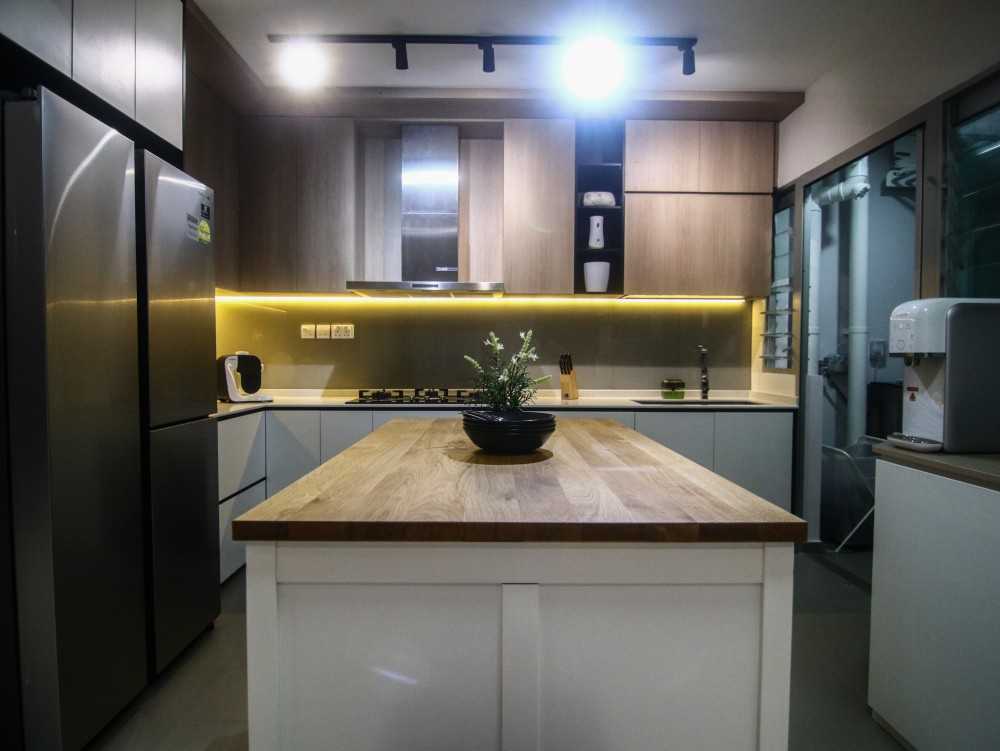 Contemporary Kitchen with Countertop and Kitchen Island