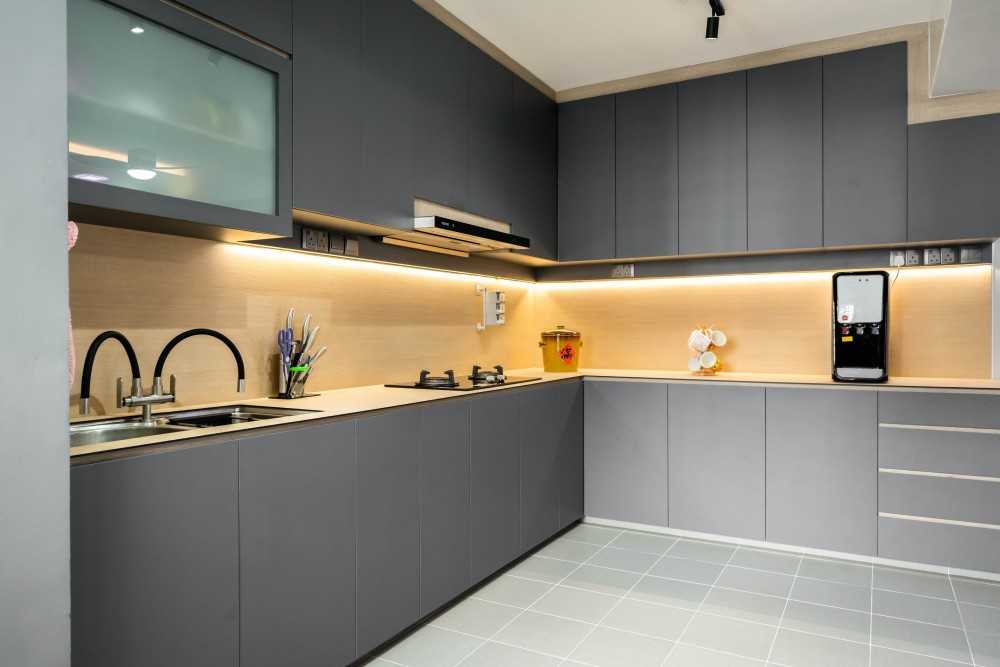 Contemporary Kitchen with Homogeneous Tiles and Kitchen Island