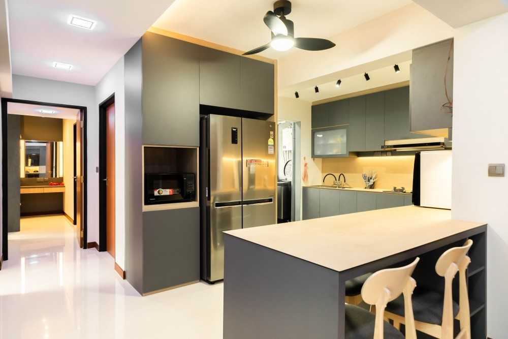 Contemporary Kitchen with Breakfast Counter and Kitchen Cabinets