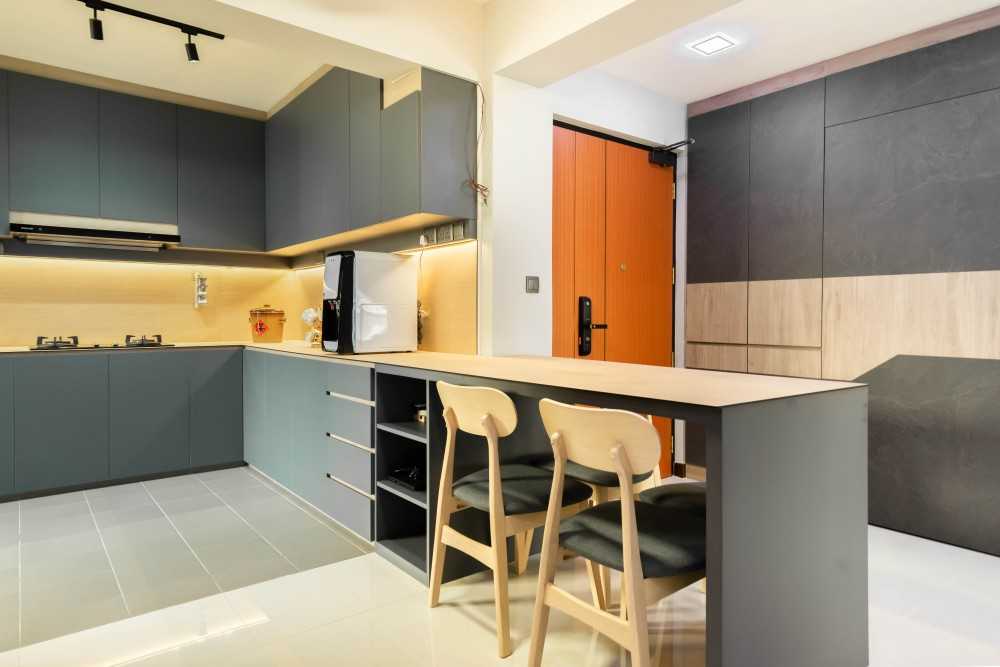 Contemporary Kitchen with Homogeneous Tiles and Kitchen Island