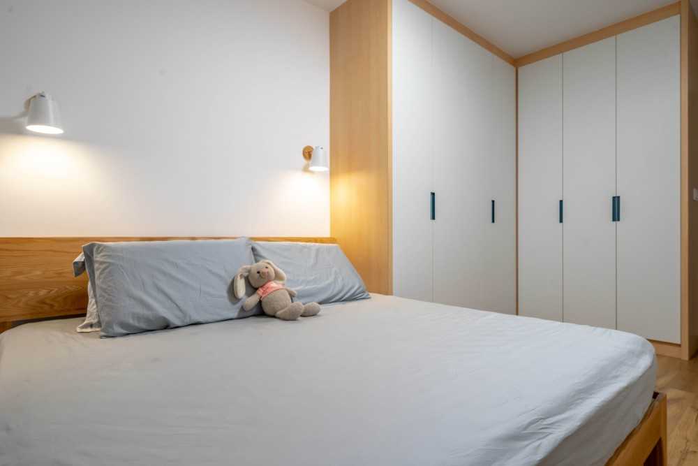 Scandinavian Bedroom with Vinyl Flooring and Wood Flooring