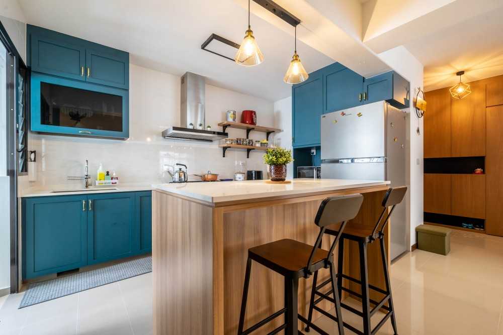 Scandinavian Kitchen with Homogeneous Tiles and Kitchen Island