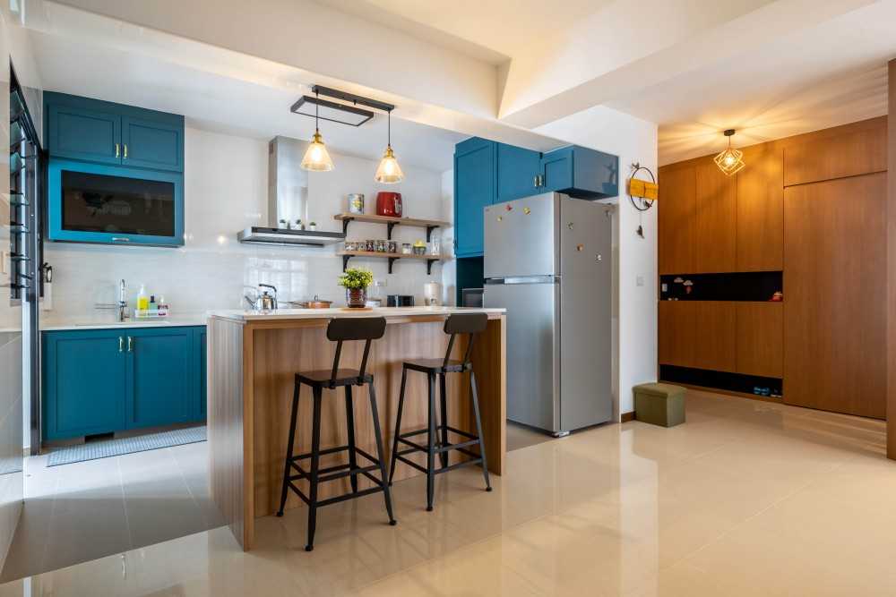 Scandinavian Kitchen with Homogeneous Tiles and Wood Flooring