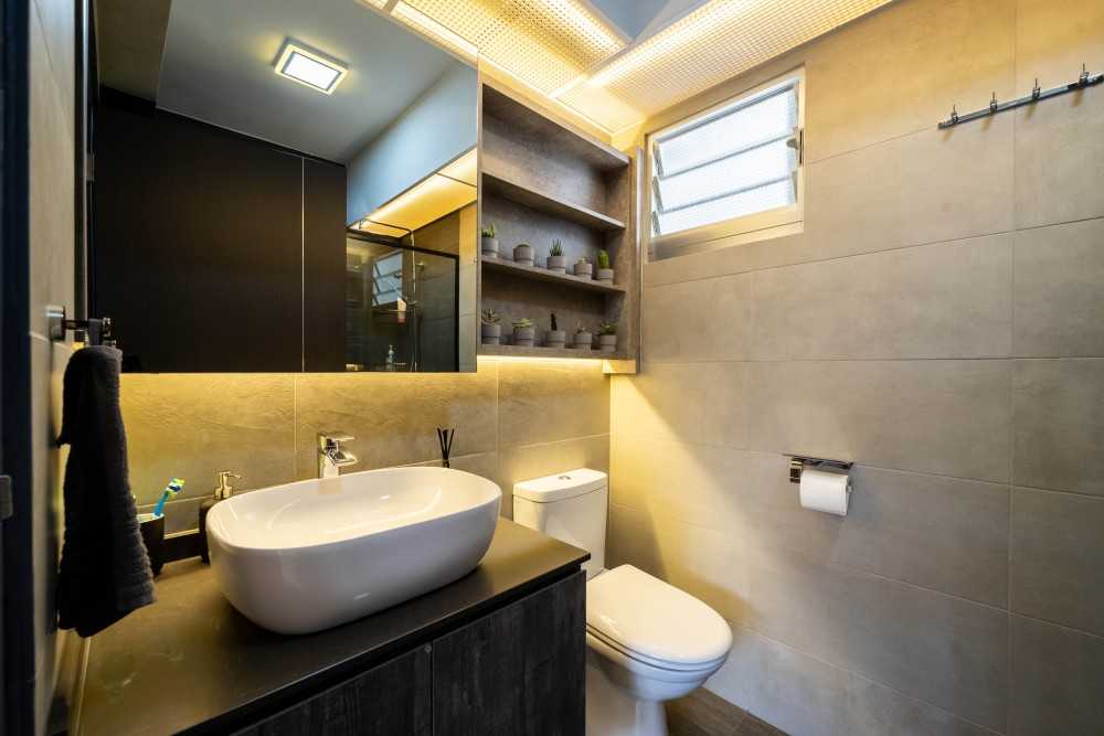 Modern Bathroom with Homogeneous Tiles and Mirror