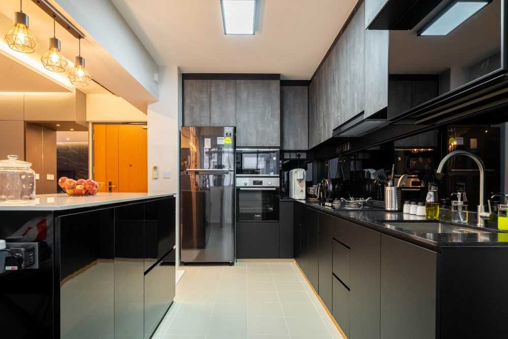 Modern Kitchen with Homogeneous Tiles and Kitchen Island