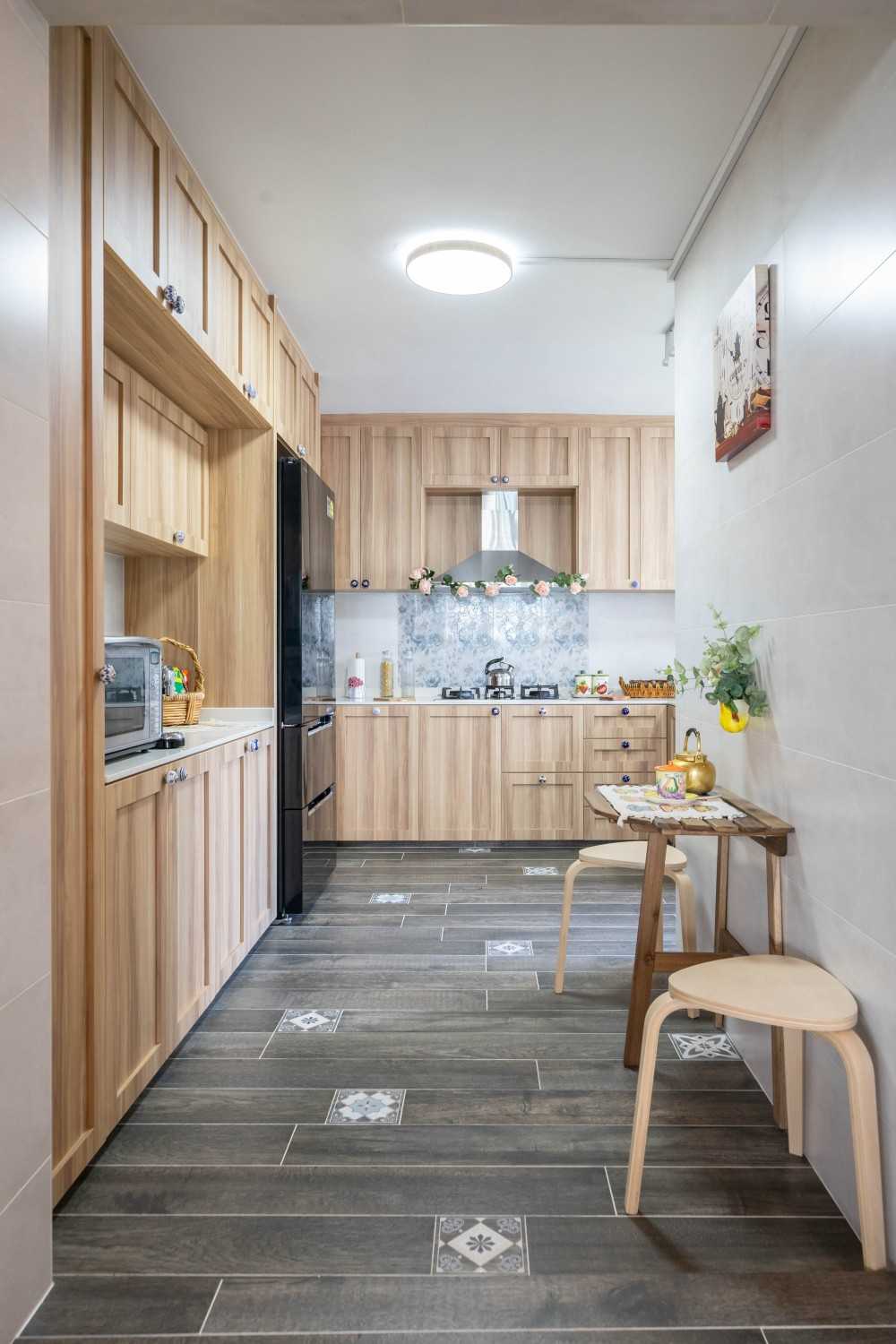 Vintage Kitchen with Vinyl Flooring and Open Kitchen