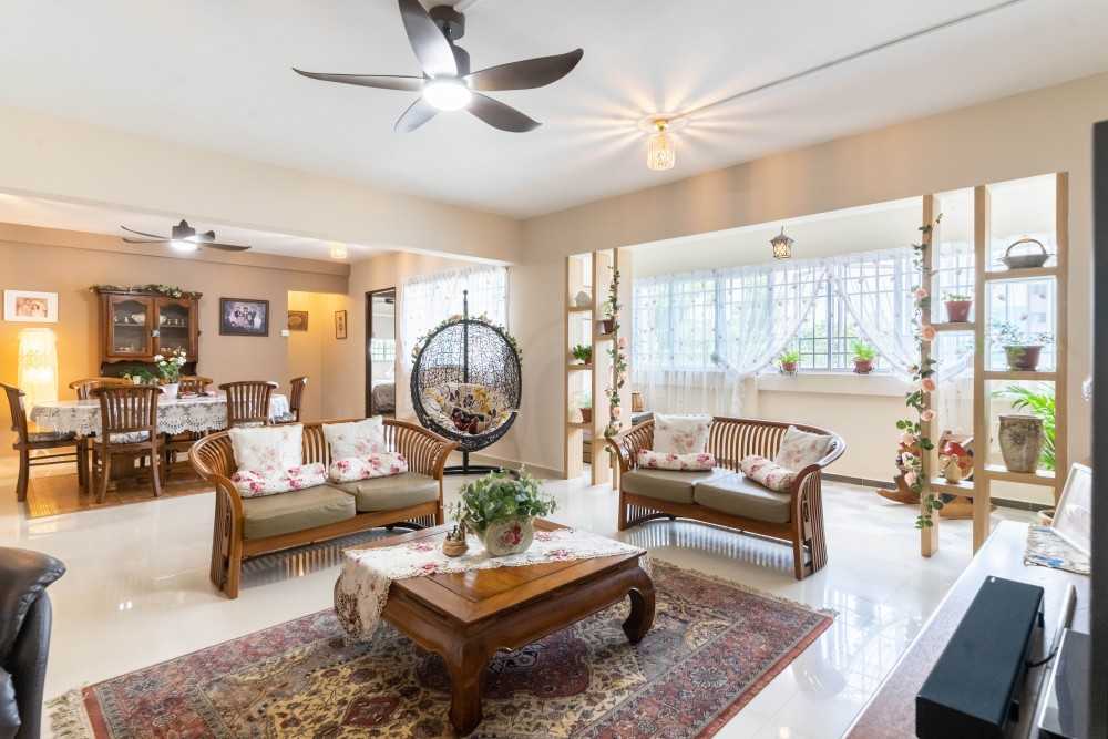 Vintage Living Room with Homogeneous Tiles and Granite Floor