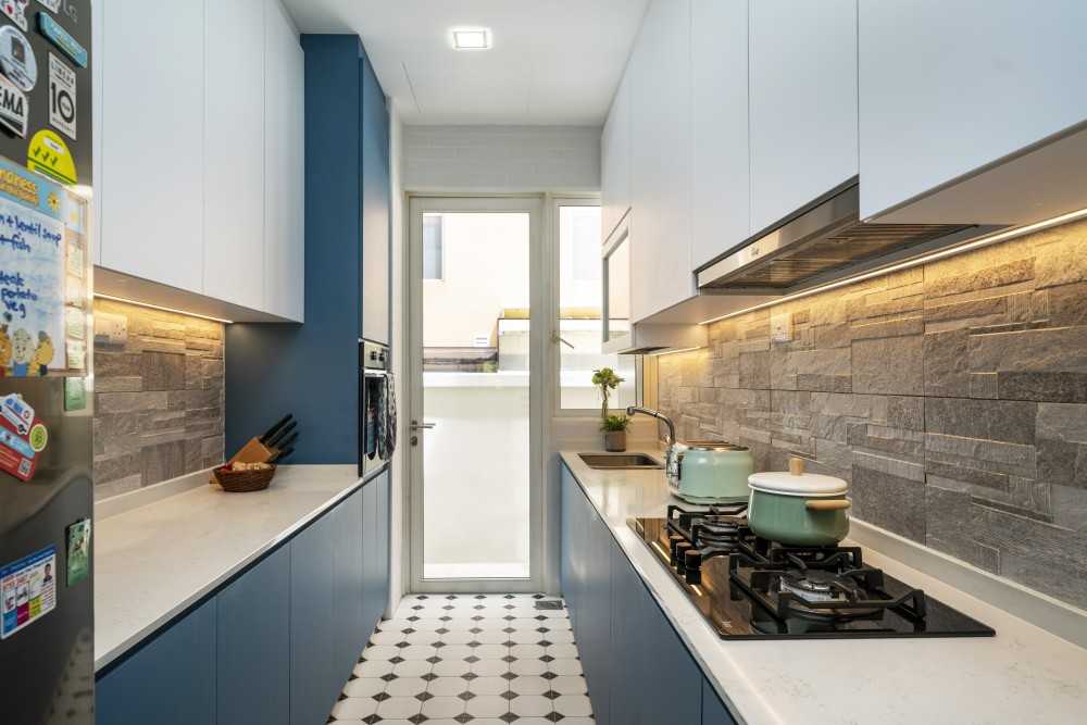 Modern Kitchen with Kitchen Window and Kitchen Accessories