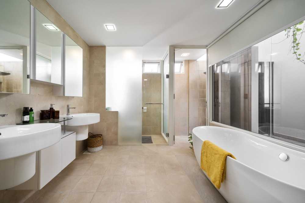 Modern Bathroom with Mirror and Showers