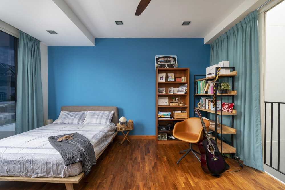 Modern Bedroom with Bookshelf and Wood Flooring
