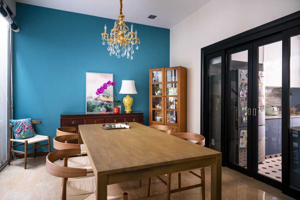 Modern Dining Room with Chandelier and Dining Table