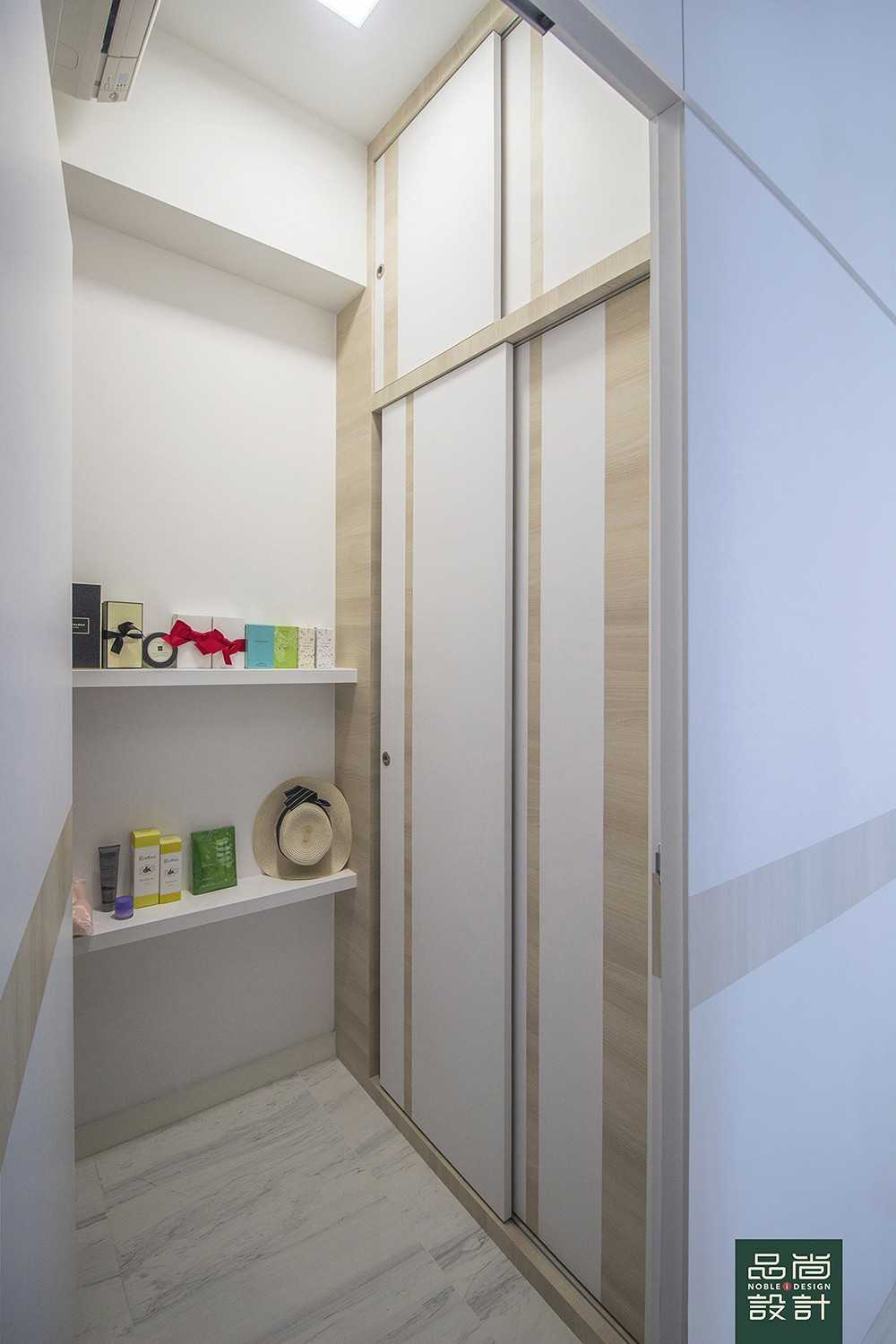 Modern Storeroom with Wardrobe and Sliding Wardrobe