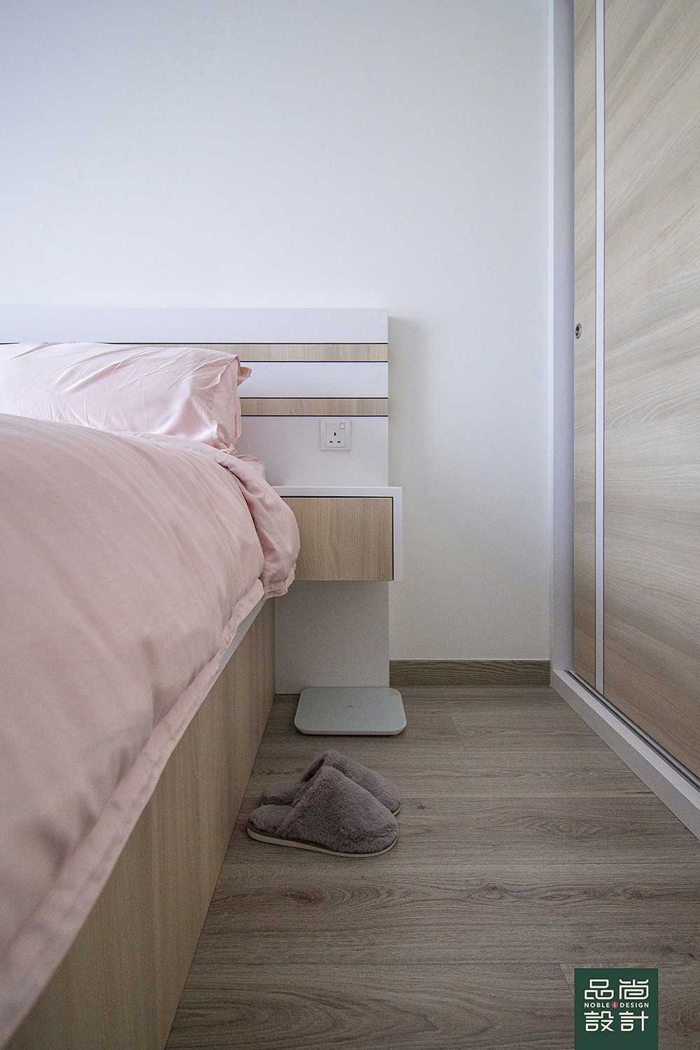 Modern Bedroom with Vinyl Flooring and Wardrobe