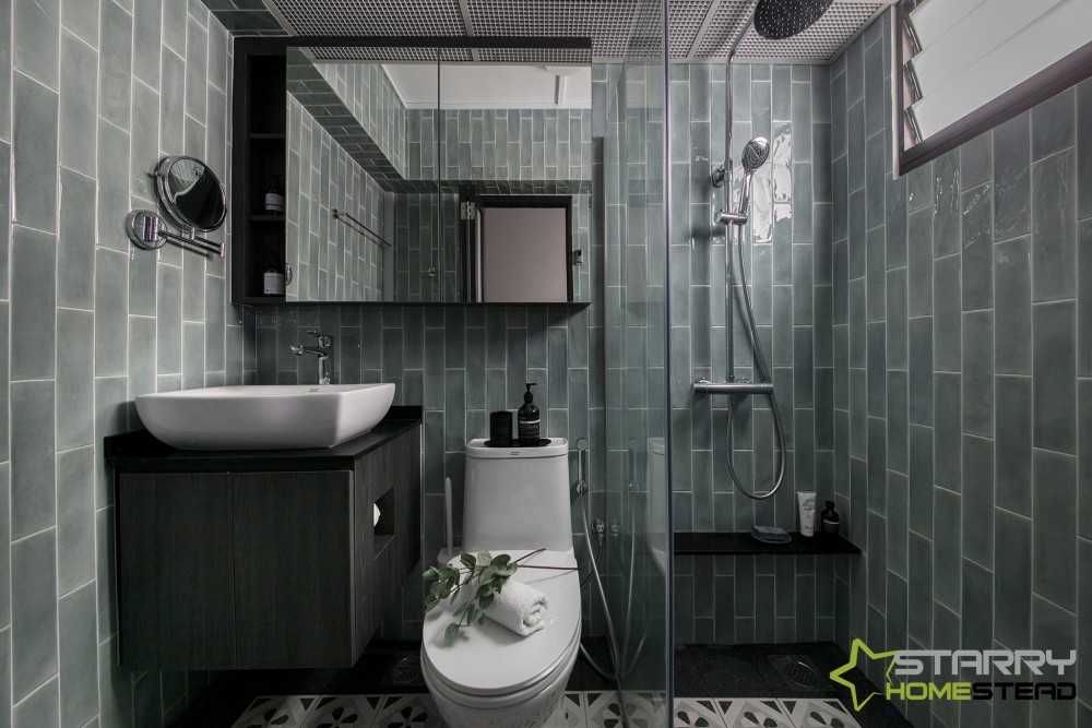 Modern Bathroom with Mirror and Bathroom Tap
