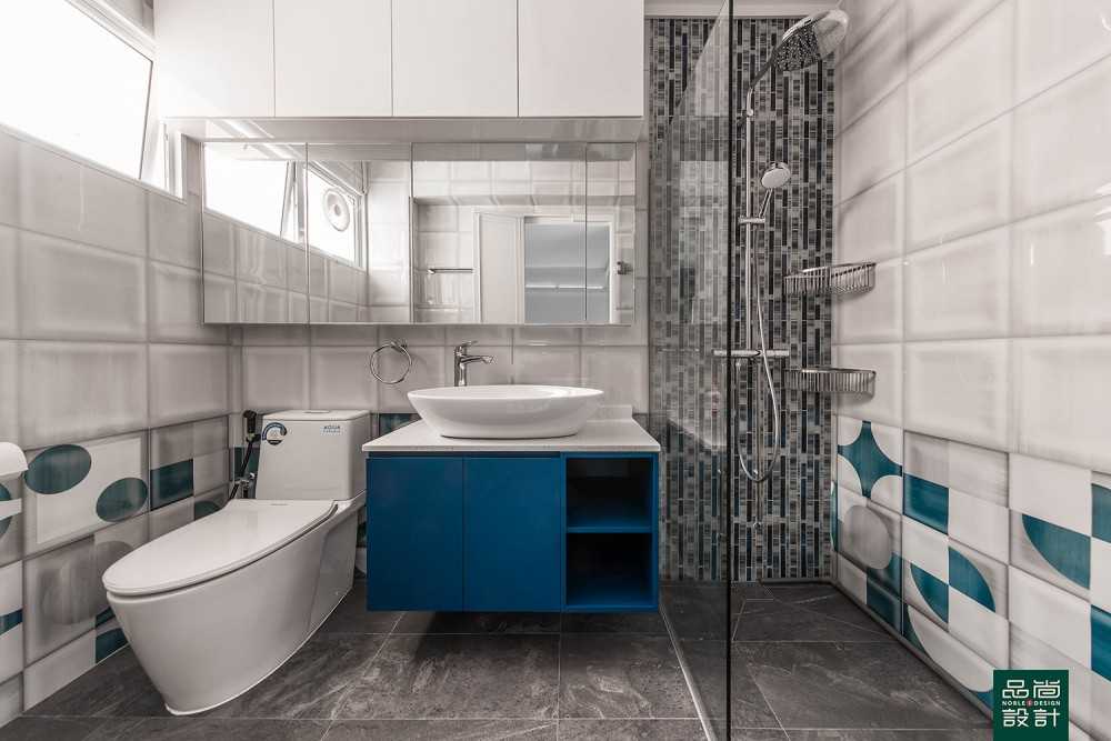 Modern Bathroom with Homogeneous Tiles and Mirror