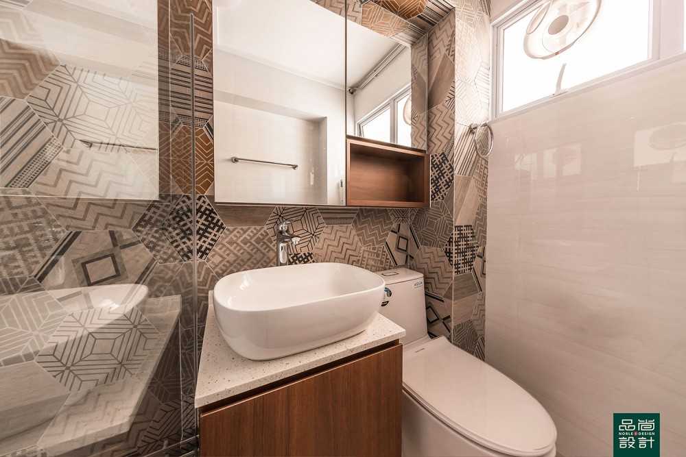 Modern Bathroom with Homogeneous Tiles and Mirror