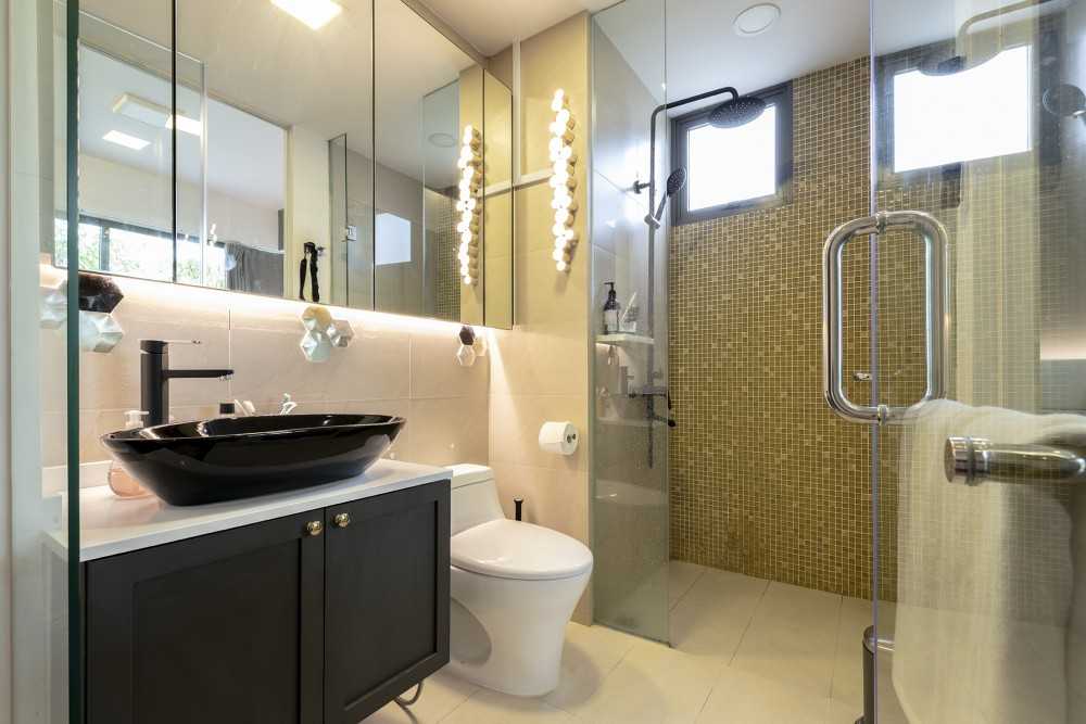 Modern Bathroom with Homogeneous Tiles and Mirror