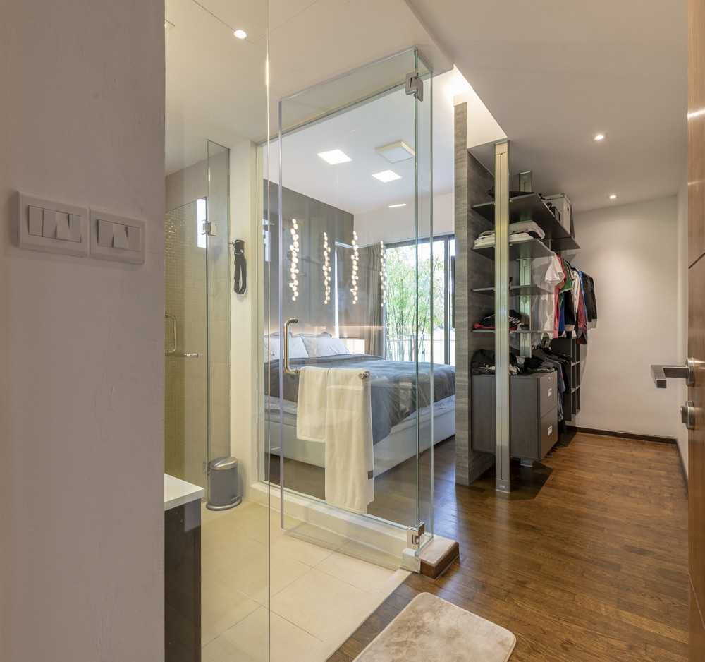 Modern Walk-in Wardrobe with Mirror and Wardrobe