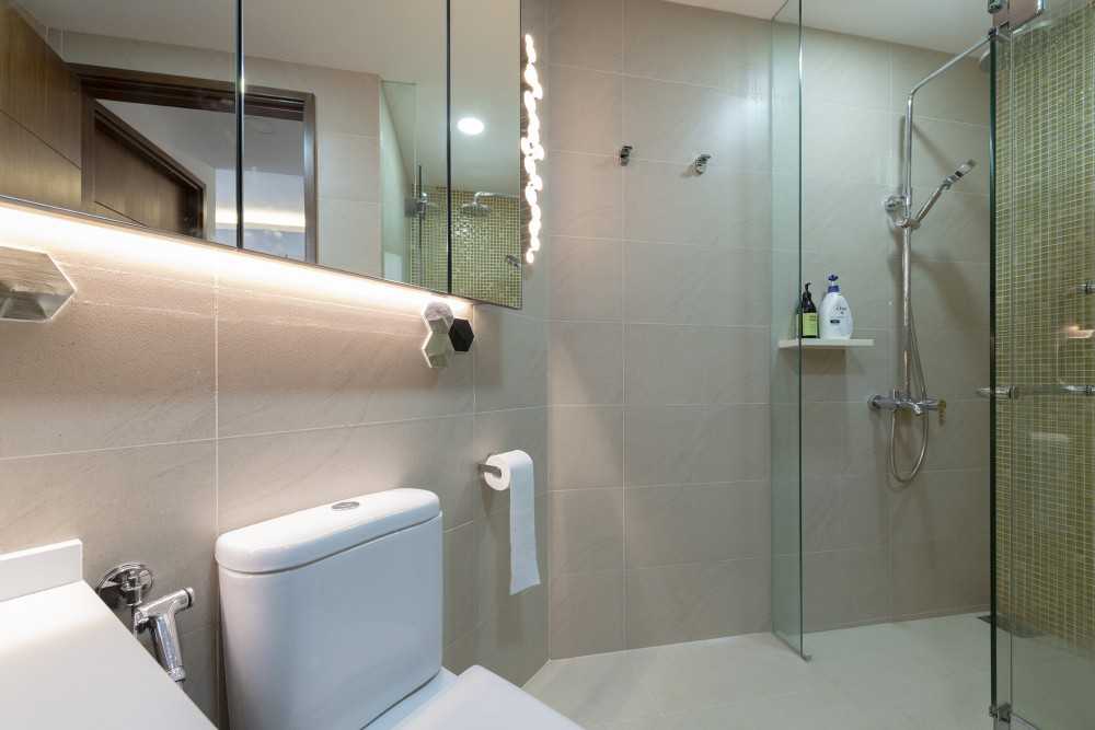 Modern Bathroom with Homogeneous Tiles and Mirror