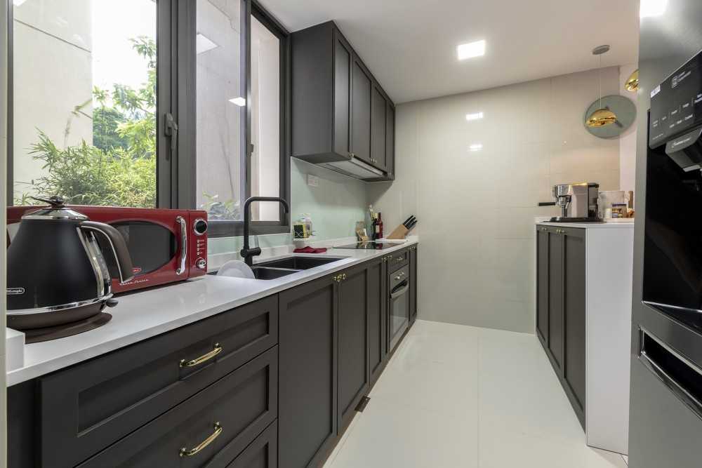 Modern Kitchen with Homogeneous Tiles and Kitchen Island