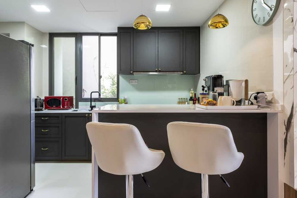 Modern Kitchen with Countertop and Homogeneous Tiles