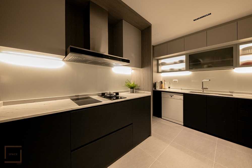 Contemporary Kitchen with Kitchen Accessories and Kitchen Tap