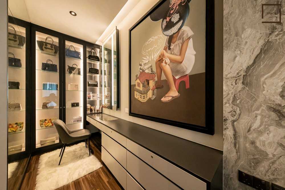 Contemporary Walk-in Wardrobe with Mirror and Small Storage