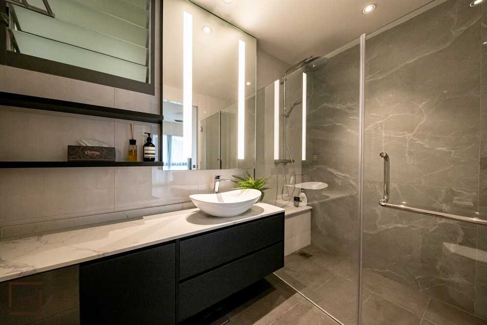 Contemporary Bathroom with Mirror and Shower Screen
