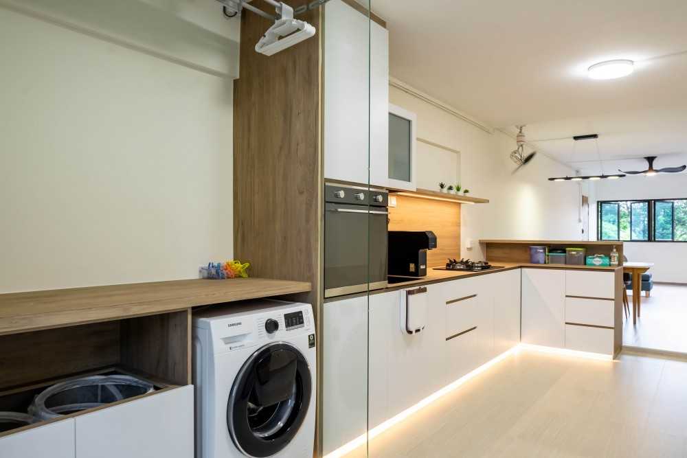Modern Kitchen with Homogeneous Tiles and Kitchen Window