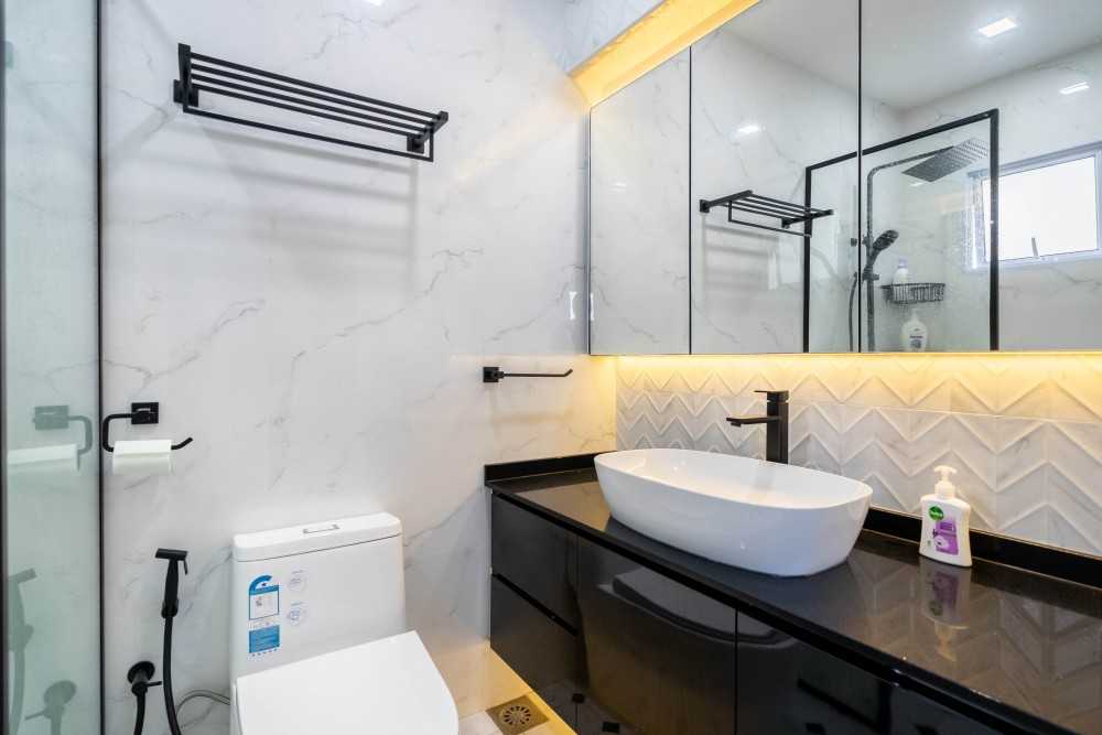 Contemporary Bathroom with Homogeneous Tiles and Mirror