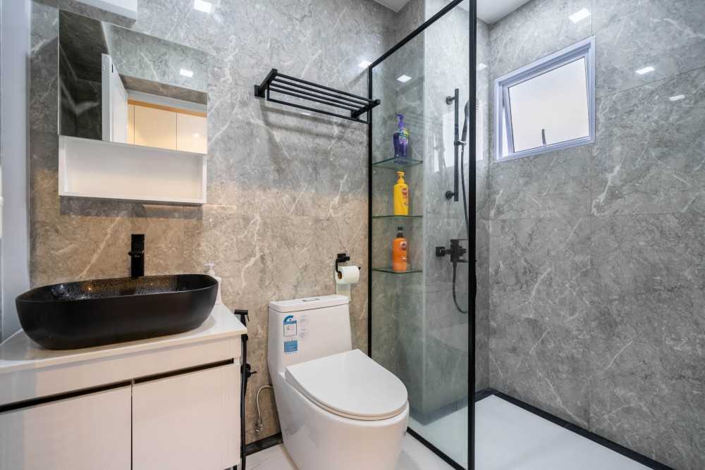 Contemporary Bathroom with Homogeneous Tiles and Mirror