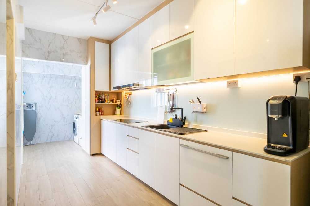 Contemporary Kitchen with Wood Flooring and Kitchen Island