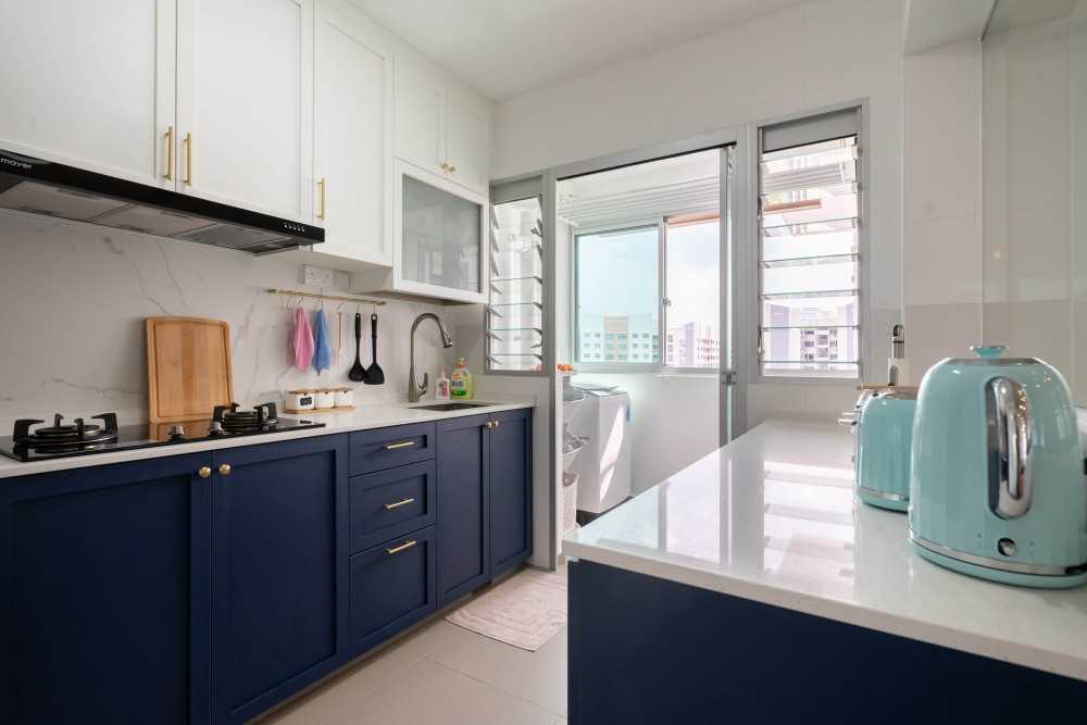 Modern Kitchen with Homogeneous Tiles and Kitchen Window